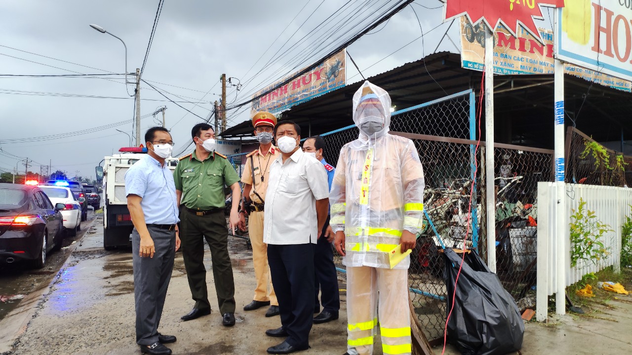 The checkpoints for Covid-19 epidemic prevention and control operating 24-hour at locations bordering provinces and cities have been established