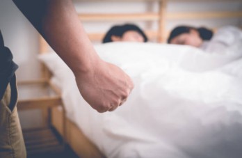 Mẹ ơi! Sao lại phản bội bố? Mẹ ơi! Sao lại phản bội bố?