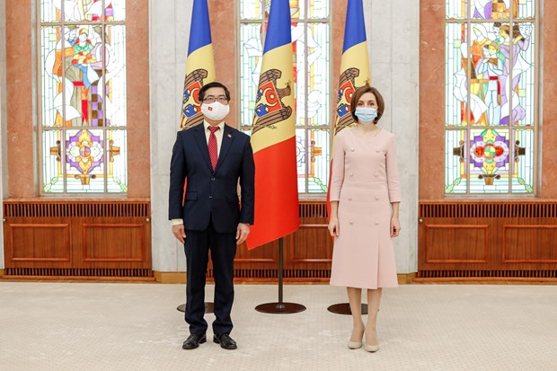Moldovan President Maia Sandu (R) and Vietnamese Ambassador Nguyen Hong Thach pose for a photo at their meeting on October 14 (Source: VNA)
