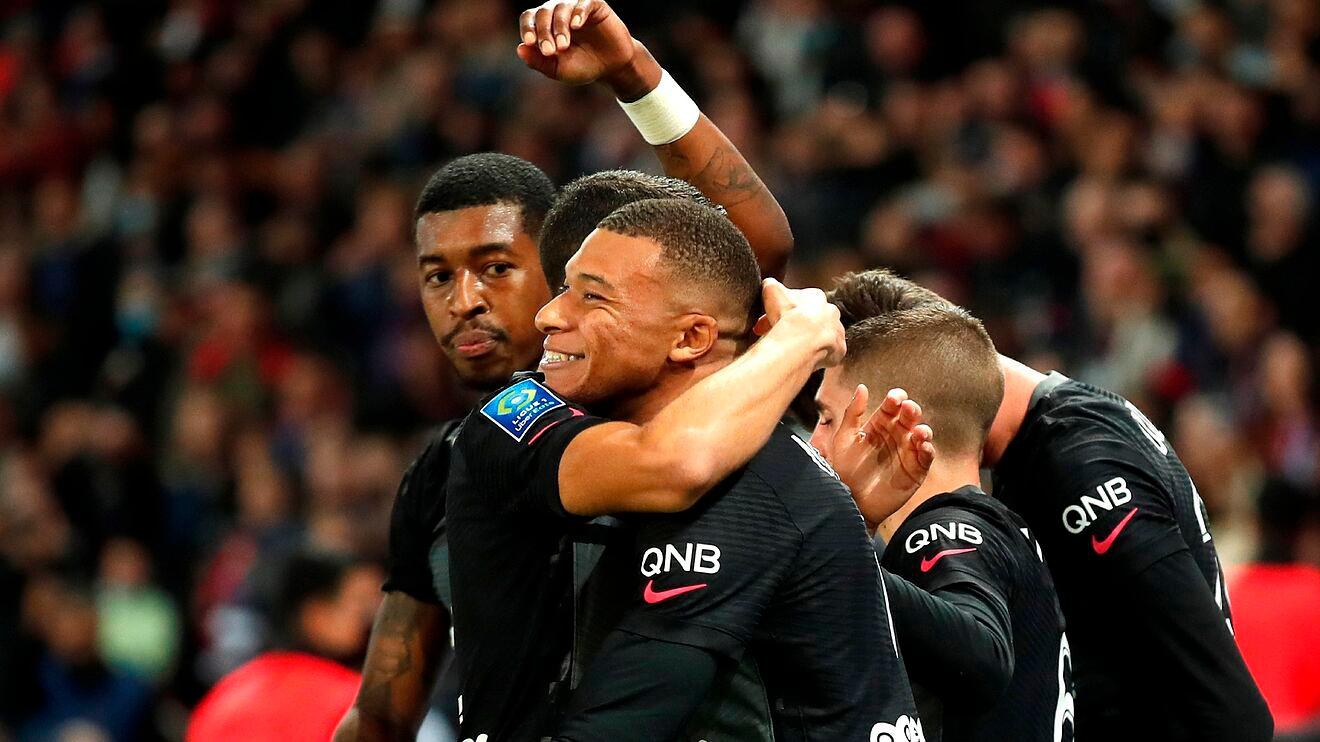 Mbappe (giữa) đã cứu nguy cho PSG. AFP