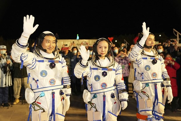 Nhóm phi hành gia Trung Quốc gồm Trác Chí Cương, Vương Á Bình và Diệp Quang Phú. (Ảnh: Tân Hoa Xã )