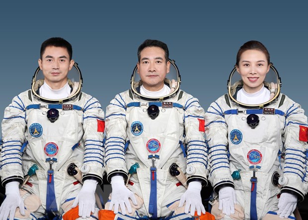 Các nhà du hành (từ trái sang): Diệp Quang Phú, Địch Chí Cương và Vương Á Bình với sứ mệnh cùng Tàu vũ trụ Thần Châu 13 bay vào quỹ đạo, tại buổi họp báo ở Cơ quan hàng không vũ trụ Trung Quốc, ngày 14/10/2021. (Ảnh: THX/TTXVN)