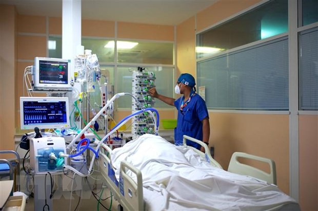 Thế giới ghi nhận 240 triệu ca mắc COVID-19, gần 5 triệu người tử vong Điều trị cho bệnh nhân nhiễm COVID-19 tại bệnh viện ở Pointe-a-Pitre, Pháp. (Ảnh: AFP/TTXVN)