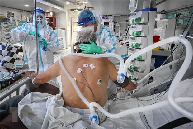 Thế giới ghi nhận 240 triệu ca mắc COVID-19, gần 5 triệu người tử vong Điều tri cho bệnh nhân nhiễm COVID-19 tại bệnh viện ở Bucharest, Romania. (Ảnh: AFP/TTXVN)