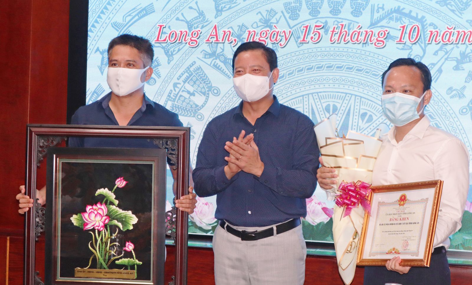 Support from Working Group of Ministry of Health - Important factor repelling epidemic in Long An Vice Chairman of the Provincial People's Committee - Pham Tan Hoa awards certificates of merit to the MoH’s Working Group