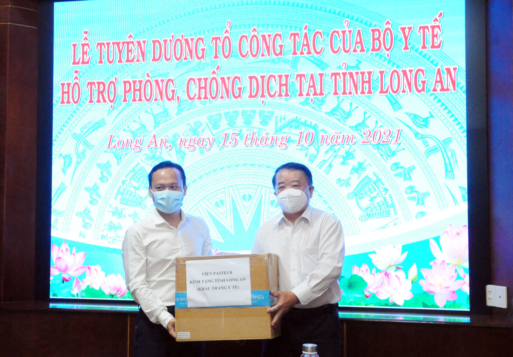 Support from Working Group of Ministry of Health - Important factor repelling epidemic in Long An Pasteur Institute presents gifts to Long An province