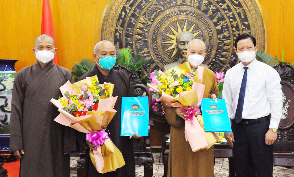 Long An: Oxygen ventilators and medical masks received to prevent and control Covid-19 epidemic Vice Chairman of the Provincial People's Committee - Pham Tan Hoa (R) presents letters of thanks to Most Venerable Thich Minh Thien (2nd, R) and Most Venerable Thich Chon Tinh (2nd, L)