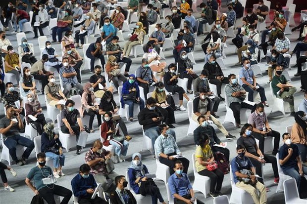 Indonesia to deploy six strategies to anticipate COVID-19 wave during year end People get vaccinated against COVID-19 in Jakarta, Indonesia. (Photo: Xinhua/VNA)