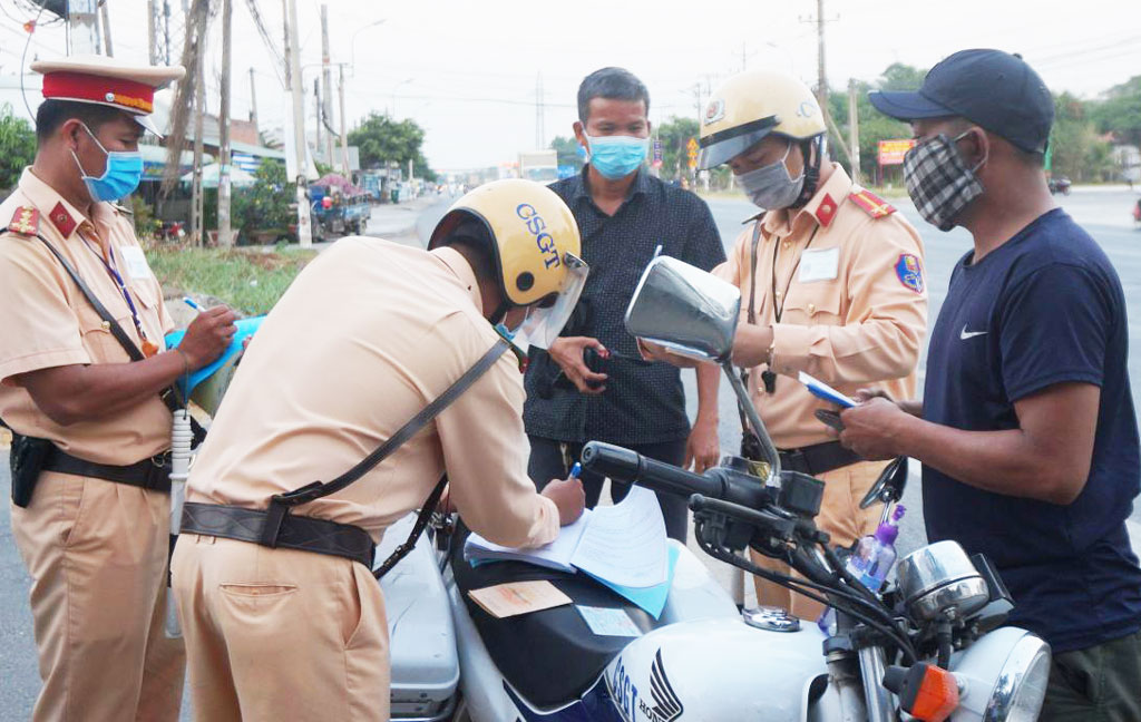 Không dùng các biện pháp hạn chế, cản trở giao thông Cảnh sát giao thông kiểm tra người điều khiển phương tiện tham gia giao thông