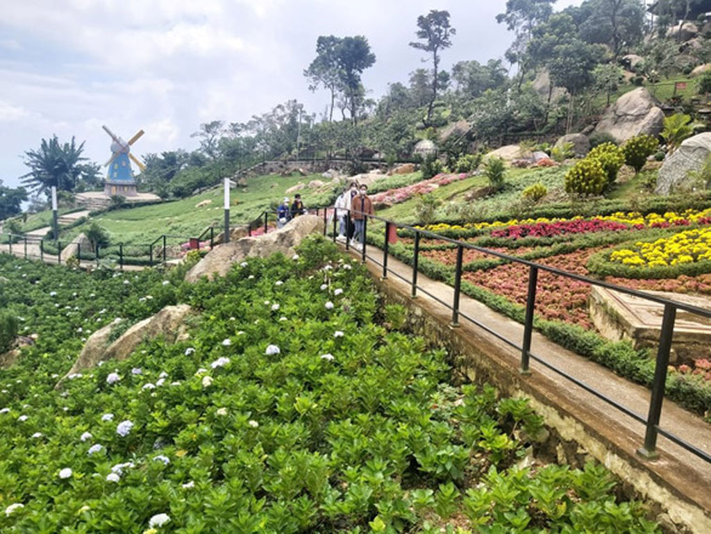Những du khách TP.HCM đầu tiên 'check-in' Tây Ninh sau giãn cách
