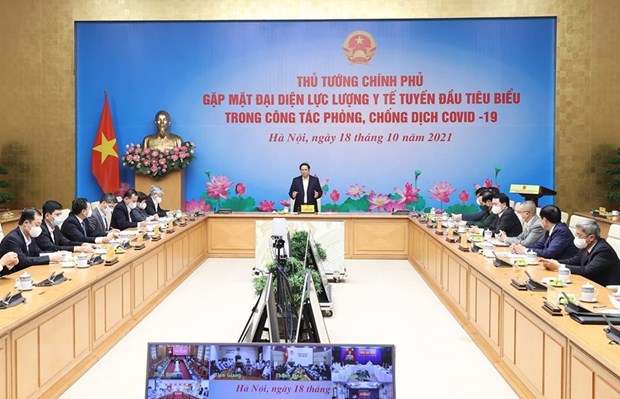 Thủ tướng: Vai trò của lực lượng tuyến đầu còn rất nặng nề Thủ tướng Phạm Minh Chính đã gặp mặt, tuyên dương các thầy thuốc tiêu biểu, xuất sắc của ngành y tế, quân đội và công an trong công tác phòng, chống dịch COVID-19. (Ảnh: Dương Giang/TTXVN)