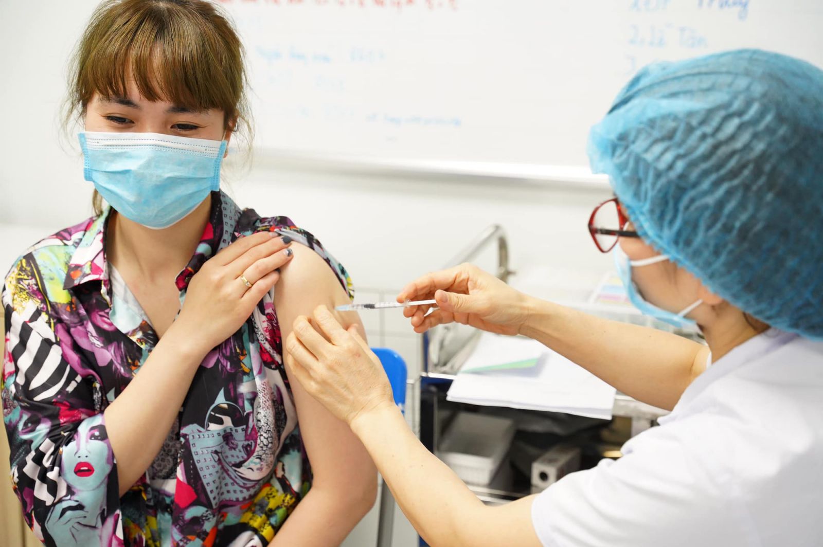 Chiều 18/10: Đã tiêm trên 64,1 triệu liều vaccine phòng COVID-19; nhiều tỉnh thêm các F0 trở về từ vùng dịch