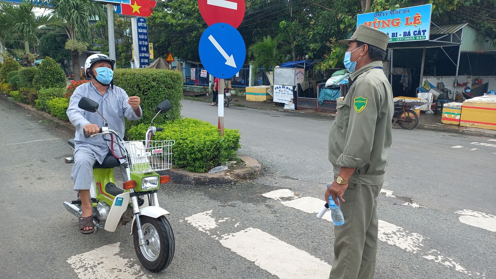 Tại chợ Tân Thạnh, người dân vào chợ phải có giấy đi chợ được địa phương cấp