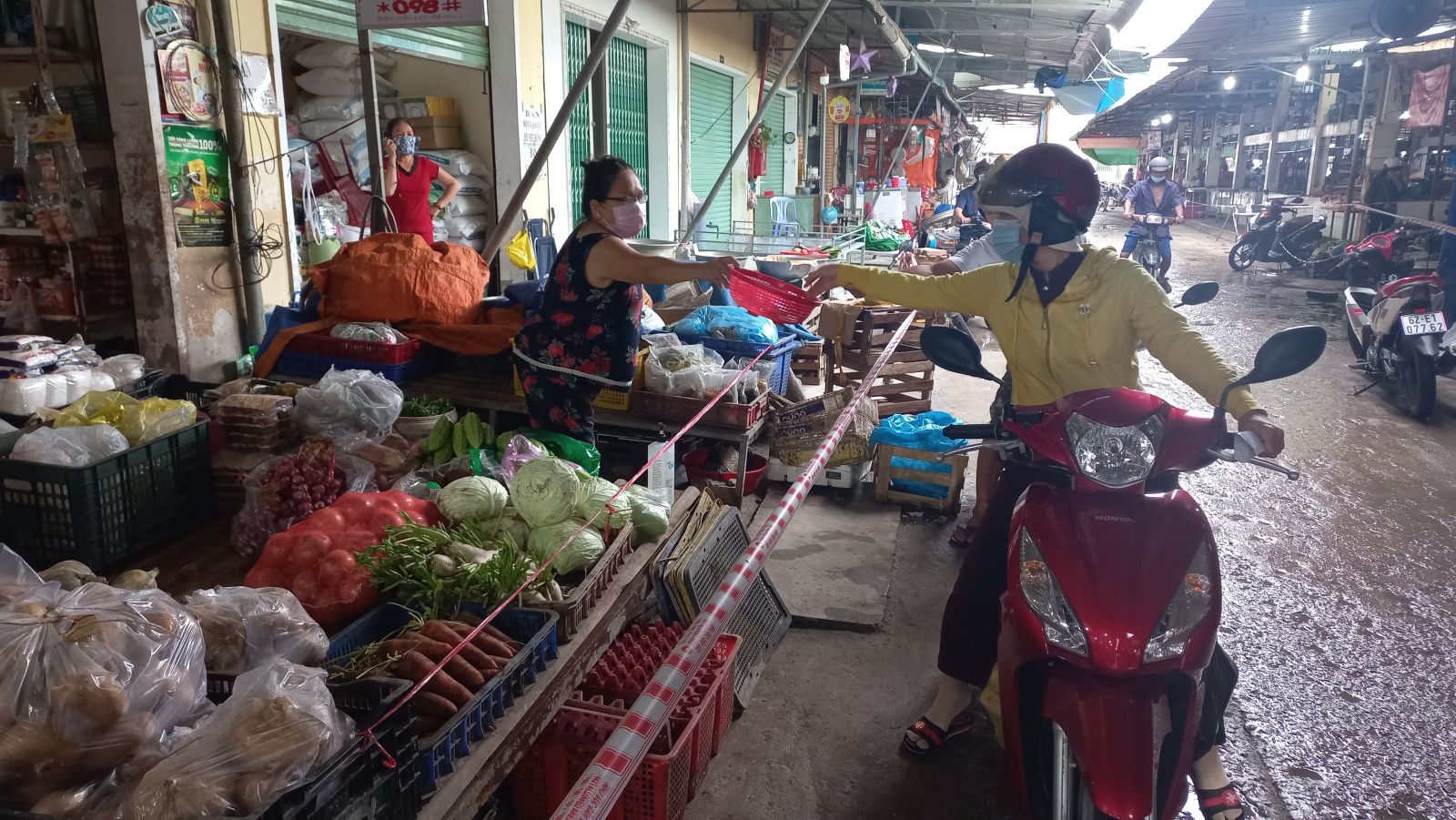 Mở lại chợ truyền thống, nhiều tiểu thương ngại vào bán Tiểu thương cam kết tuân thủ các quy định, hướng dẫn về phòng, chống dịch, thực hiện nghiêm thông điệp “5K”