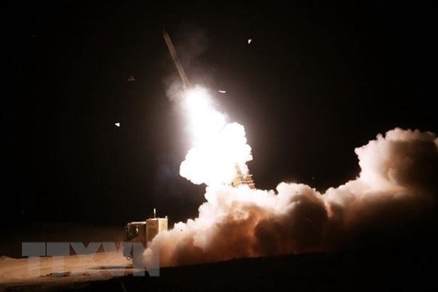 Phóng thử tên lửa phòng không mới của quân đội Iran trong cuộc tập trận quân sự Người bảo vệ bầu trời Velayat 1400 tại Iran, ngày 13/10/2021. (Ảnh: IRNA/TTXVN)