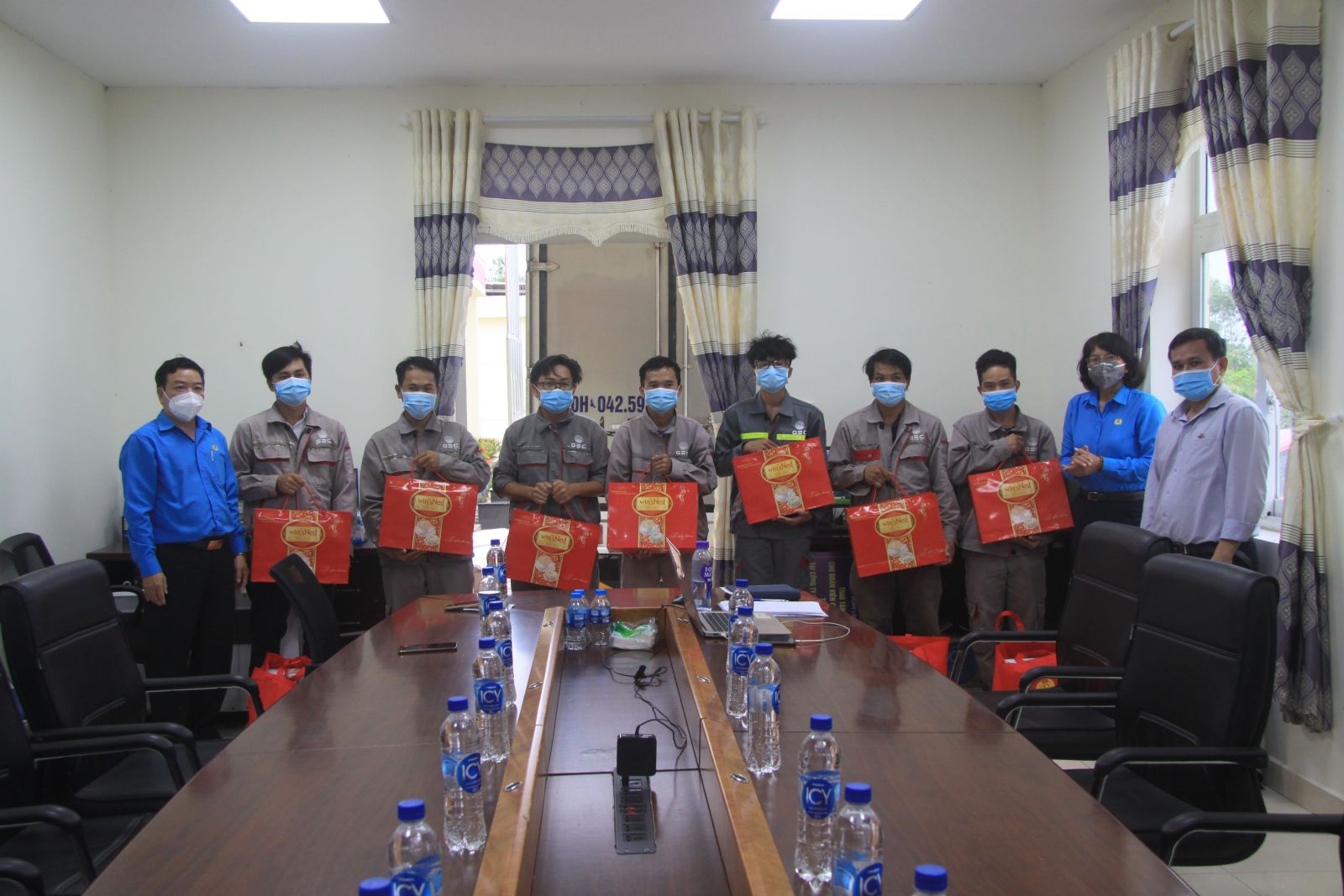 Đồng hành cùng công nhân, lao động trong đại dịch Liên đoàn Lao động tỉnh tặng quà công nhân, lao động thực hiện “3 tại chỗ”