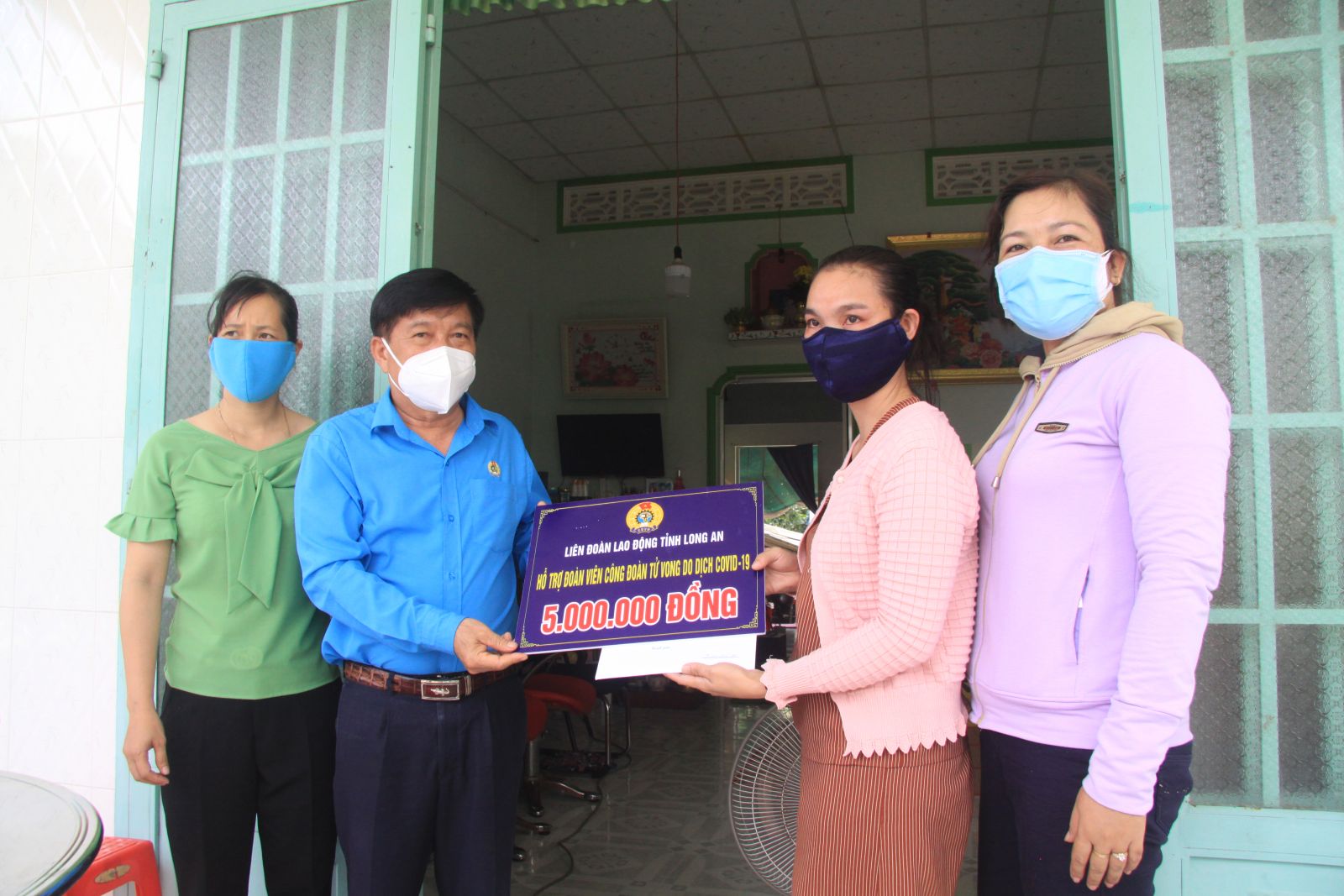 Đồng hành cùng công nhân, lao động trong đại dịch Chủ tịch Liên đoàn Lao động tỉnh - Nguyễn Văn Quí tặng quà gia đình công nhân, lao động bị tử vong do dịch Covid-19