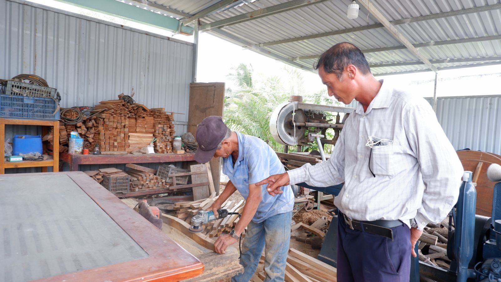 Cơ sở kinh doanh đồ gỗ của anh Huỳnh Ngọc Bình giải quyết việc làm thường xuyên cho 20 lao động nhàn rỗi ở địa phương
