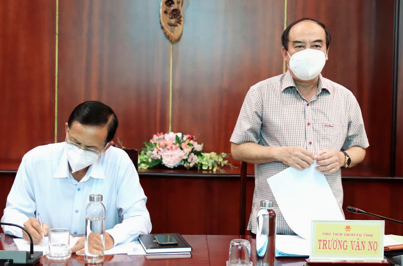 Ông Trương Văn Nọ (đứng) nêu ý kiến trong một cuộc giám sát về thực hiện các chính sách hỗ trợ đối tượng gặp khó khăn do dịch bệnh