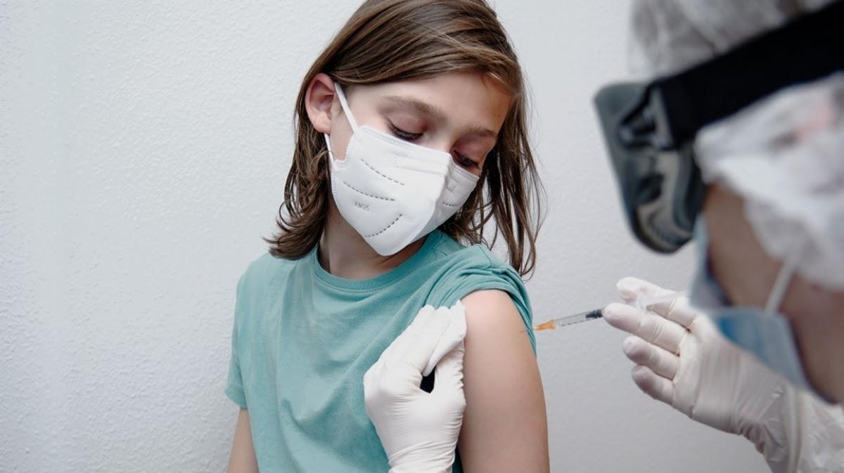 Viện Hàn lâm Nhi khoa Hoa Kỳ khuyến nghị nên tiêm vaccine COVID-19 cho trẻ từ 12 tuổi trở lên.