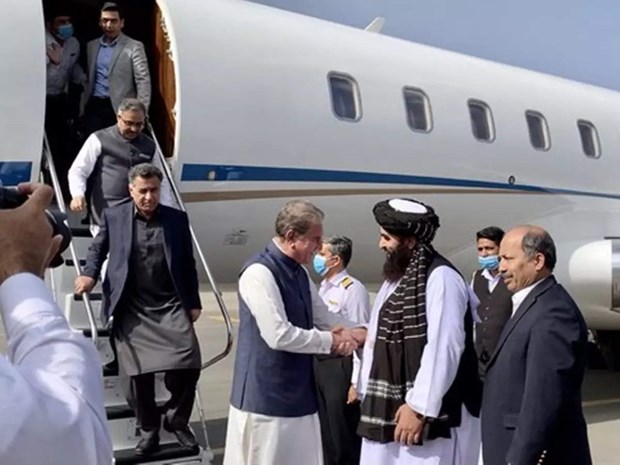 Các quan chức Taliban đón Ngoại trưởng Pakistan Shah Mahmood Qureshi tại sân bay thủ đô Kabul. (Nguồn: nation.com.pk)