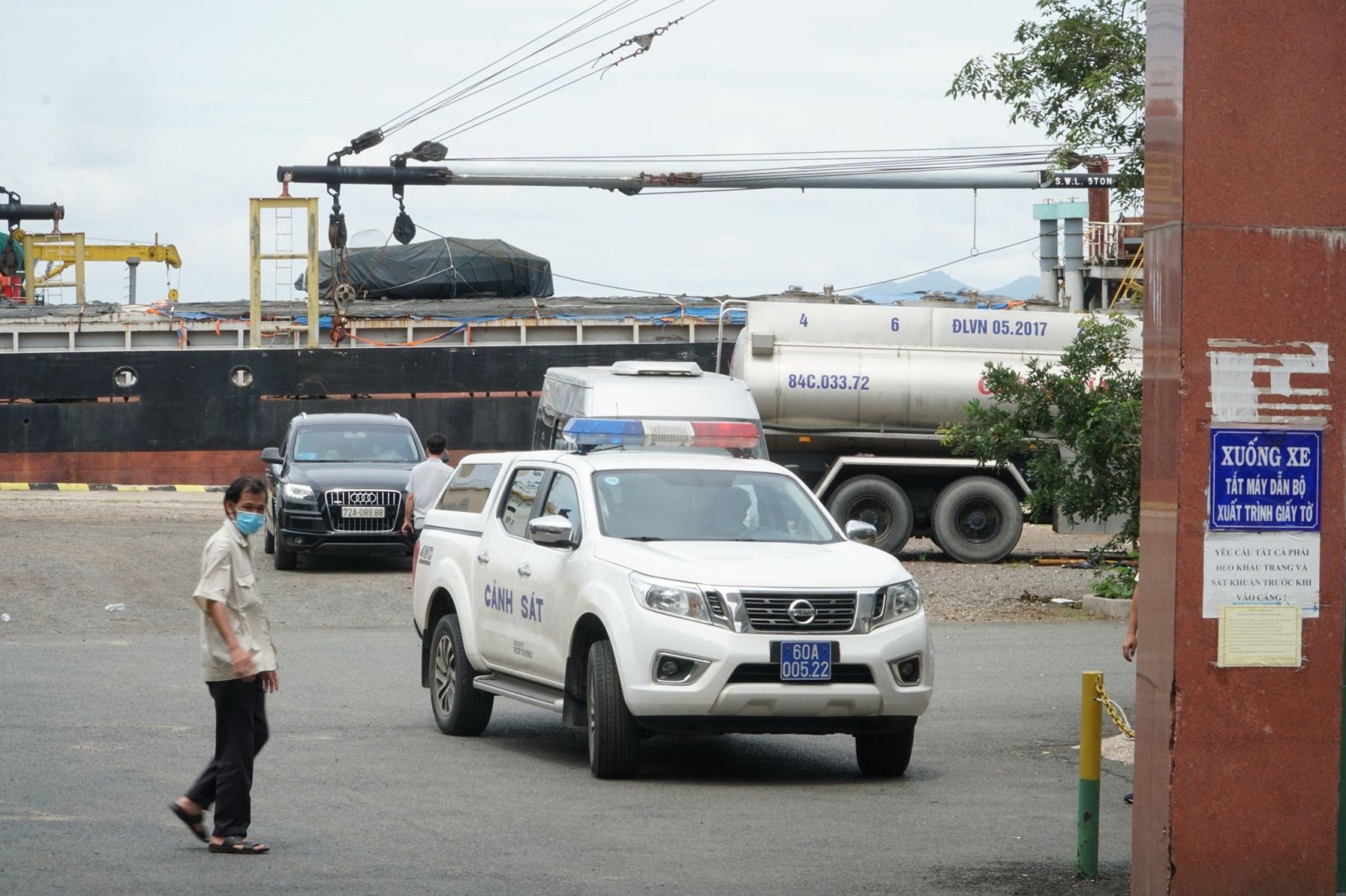 Xe của lực lượng Công an Đồng Nai bên trong Cảng dầu của Công ty TNHH Hà Lộc. ảnh LÊ LÂM