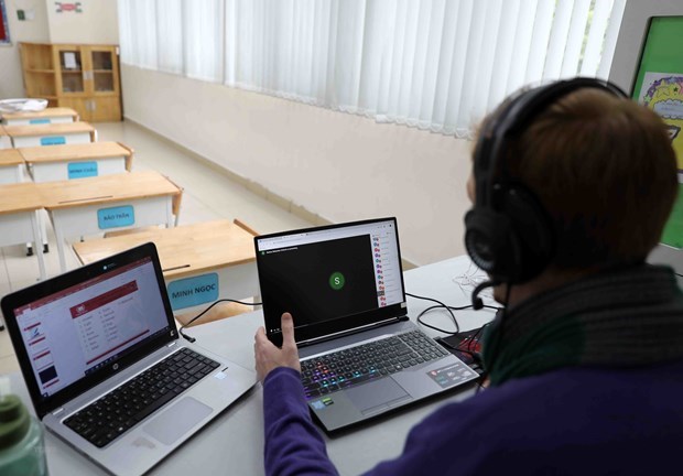 About 800 delegates to attend virtual Vietnam Security Summit 2021 A teacher gives a lesson online. (Photo: VNA)