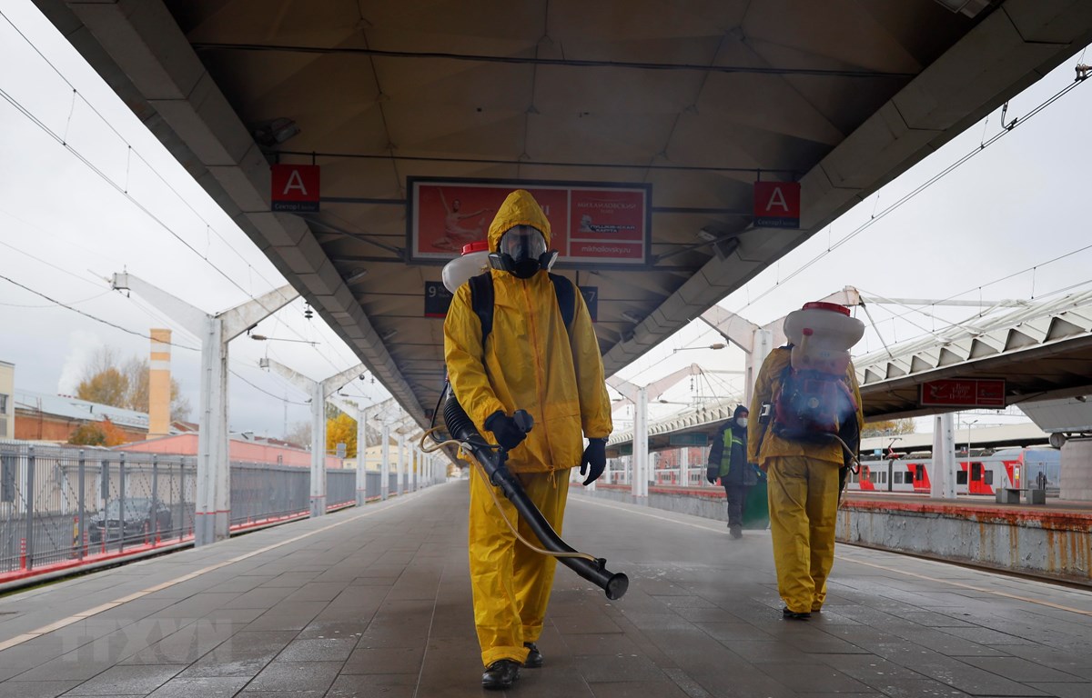 Phun thuốc khử trùng nhằm ngăn chặn sự lây lan của COVID-19 tại ga tàu hỏa ở Moskva, Nga, ngày 19/10/2021. (Ảnh: THX/TTXVN)