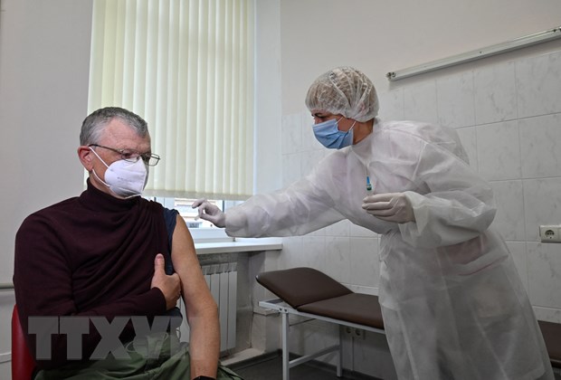 Nhân viên y tế tiêm vaccine phòng COVID-19 cho người dân tại Kiev, Ukraine, ngày 7/4/2021. (Ảnh: AFP/TTXVN)
