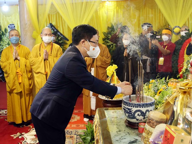 Vietnamese leaders pay tribute to Most Venerable Thich Pho Tue Deputy Prime Minister Pham Binh Minh offers incense in tribute to Most Venerable Thich Pho Tue. (Photo: VNA)