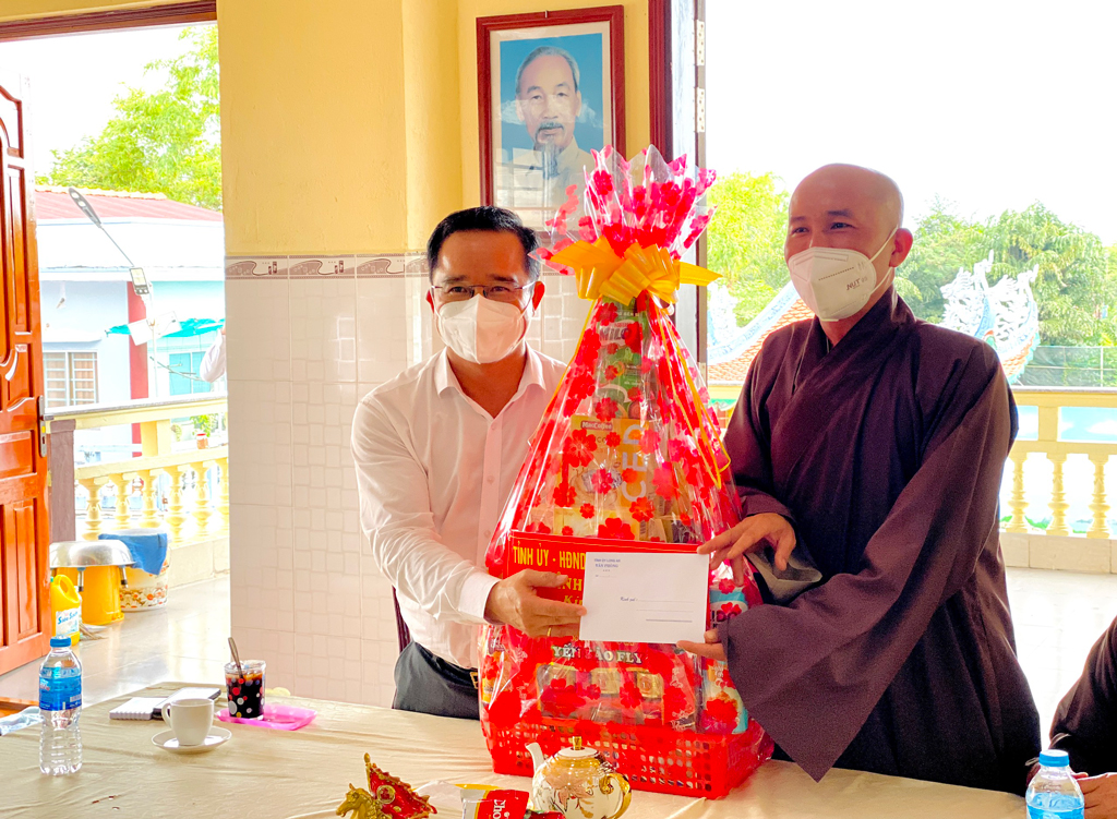 Secretary of Provincial Party Committee, Chairman of the People's Council of Long An Province – Nguyen Van Duoc visits religious establishments Secretary of the Provincial Party Committee, Chairman of the Provincial People's Council - Nguyen Van Duoc receives a gift from the Executive Board of the Buddhist Sangha in Can Duoc district