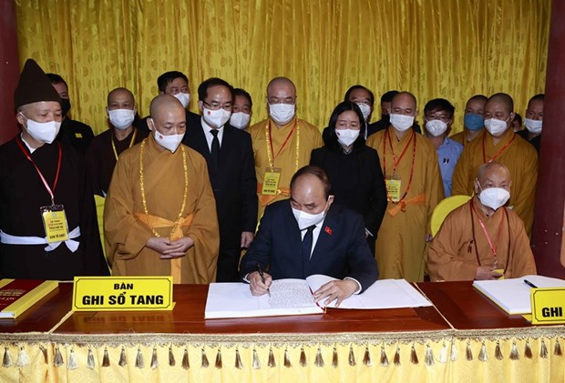Vietnamese leaders pay tribute to Most Venerable Thich Pho Tue President Nguyen Xuan Phuc writes in the funeral guest book (Photo: VNA)