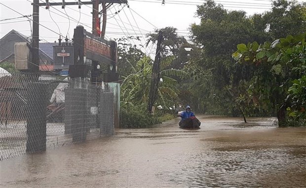 Trung Bộ tiếp tục mưa to, lũ trên sông Vệ tại Quảng Ngãi đạt đỉnh Người dân ở Thừa Thiên-Huế phải di chuyển bằng thuyền. (Ảnh: Tường Vi/TTXVN)
