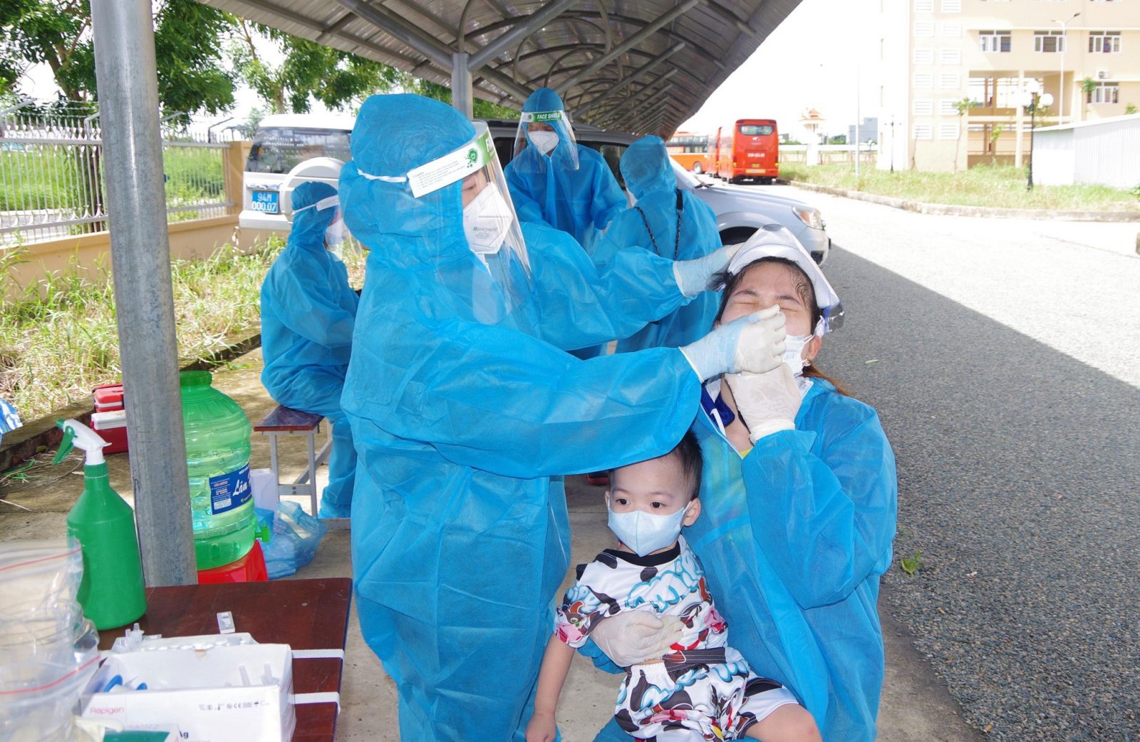 Covid-19 miền Tây: Số ca mắc trong cộng đồng gia tăng, lập nhiều bệnh viện dã chiến Cán bộ y tế Bạc Liêu lấy mẫu xét nghiệm cho người dân. Ảnh TRẦN THANH PHONG