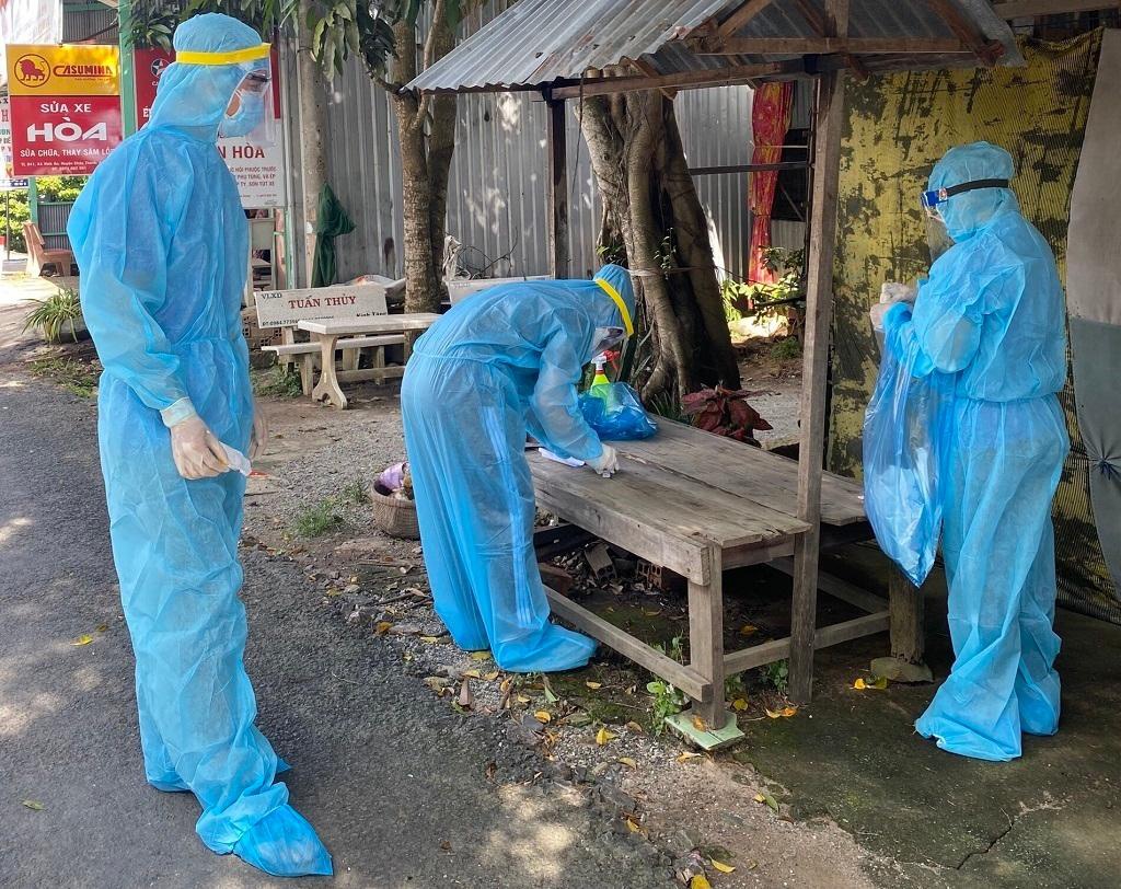 Covid-19 miền Tây: Số ca mắc trong cộng đồng gia tăng, lập nhiều bệnh viện dã chiến Nhân viên y tế thực hiện chiến dịch xét nghiệm sàng lọc cộng đồng tại H.Châu Thành, An Giang. Ảnh TRẦN NGỌC