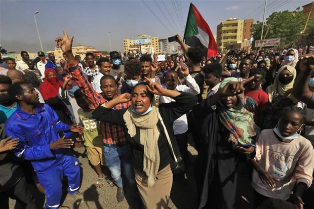 Người dân Sudan tuần hành phản đối cuộc đảo chính quân sự tại Khartoum, ngày 25/10/2021. (Ảnh: AFP/TTXVN)