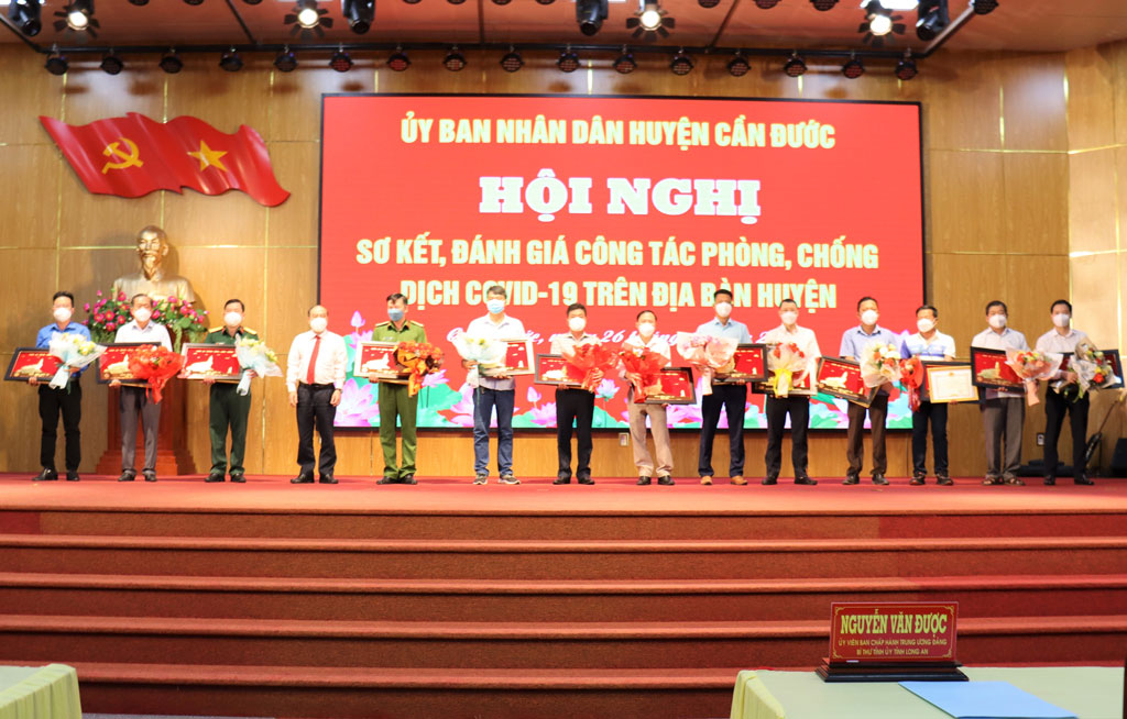 chu tich ubnd huyen can duoc khen tang cong ty cp img phuoc dong trong cong tac phong chong dich covid 19