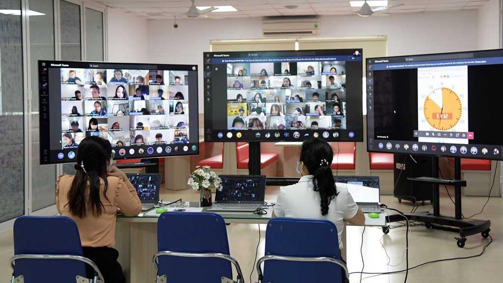 Giám sát học sinh làm bài kiểm tra trực tuyến ở Trường phổ thông liên cấp Nguyễn Siêu (Hà Nội)