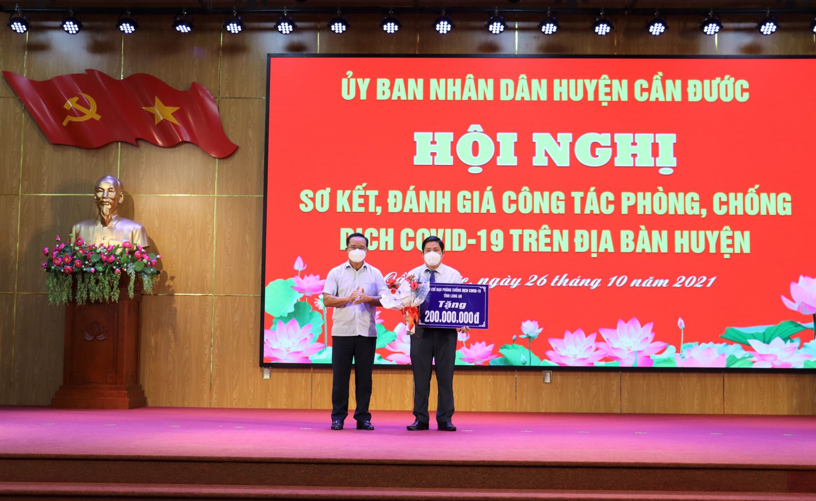 Secretary of the Provincial Party Committee attended the conference to review the Covid-19 epidemic prevention and control in Can Duoc district Secretary of the Provincial Party Committee - Nguyen Van Duoc awards the logo to donate the amount of 200 million VND to the Steering Committee for Covid-19 prevention and control of Can Duoc district