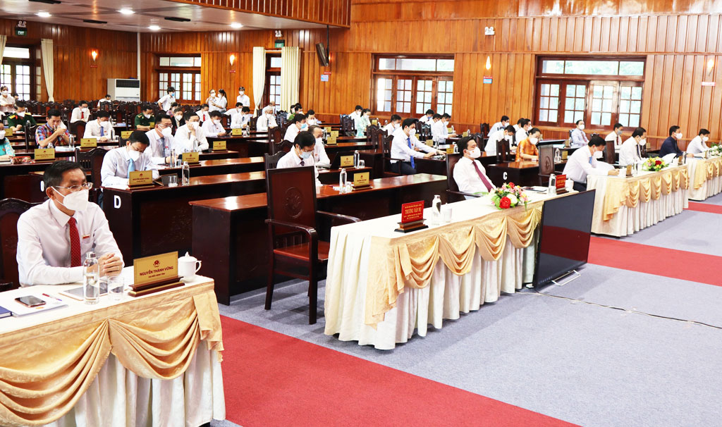 The Standing Committee of Long An Provincial People's Council agrees on regular meeting content at end of 2021 The 4th session will be conducted in the spirit of the Project on renewal of activities of the People's Council (Photo: Delegates attend the 3rd session of the Provincial People's Council)