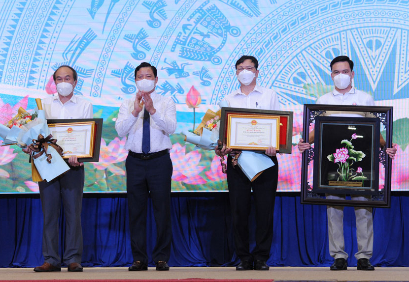 The Central Covid-19 Resuscitation Center completed nearly 80-day journey to fight against epidemic in Long An Vice Chairman of Long An Provincial People's Committee - Pham Tan Hoa (2nd, L) awards certificates of merit from the Chairman of the Provincial People's Committee to 2 collectives with achievements in supporting the Covid-19 prevention and control
