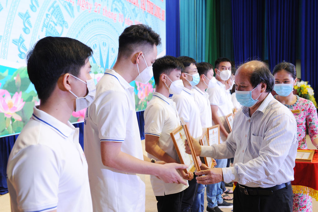 Head of the Propaganda and Training Department of Long An Party Committee - Hoang Dinh Can awards certificates of merit from the Chairman of the Provincial People's Committee to individuals