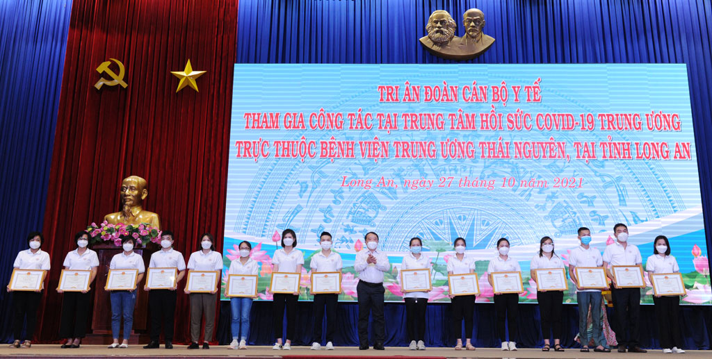 The Central Covid-19 Resuscitation Center completed nearly 80-day journey to fight against epidemic in Long An Director of Long An Department of Health - Huynh Minh Phuc awards certificates of merit from the Chairman of Long An People's Committee to individuals