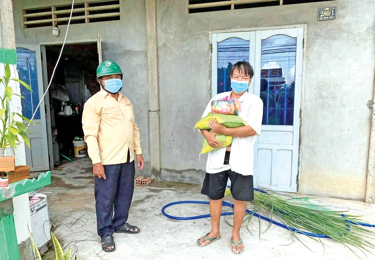 Người dân gặp khó khăn được quan tâm hỗ trợ kịp thời (Trong ảnh: Trao quà cho người dân ấp Nhà Việc, xã An Lục Long)