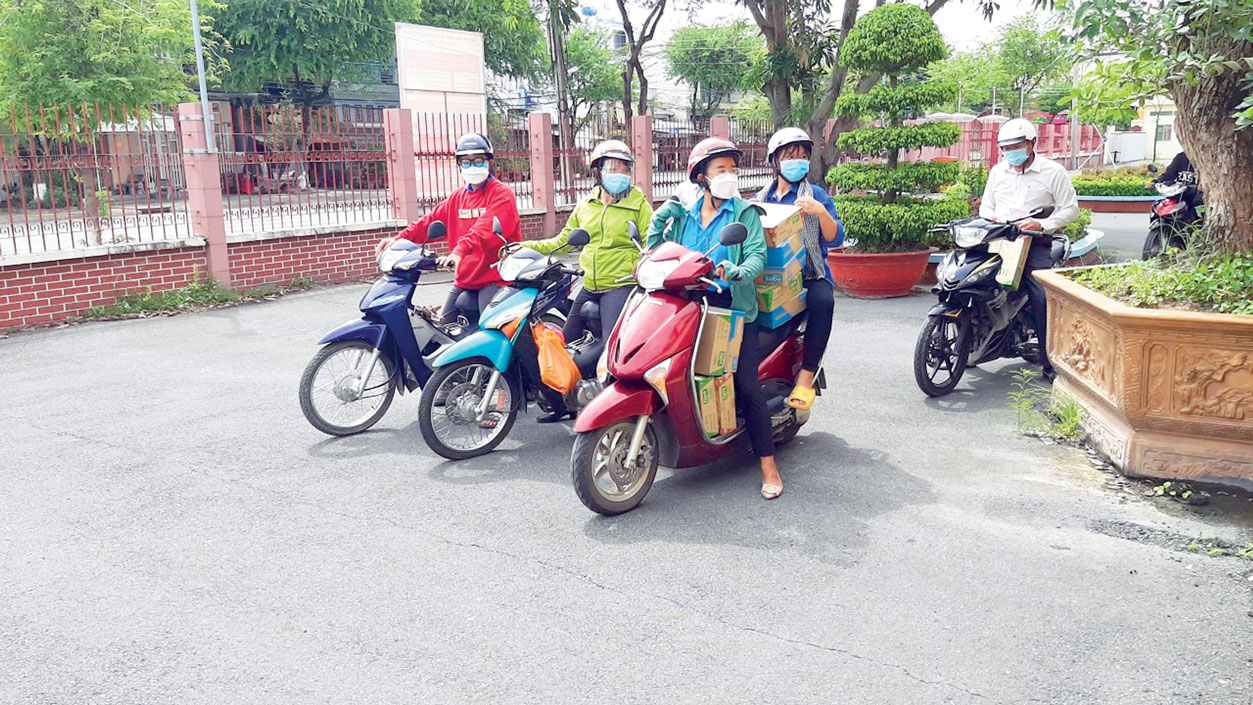 Cán bộ Hội Phụ nữ (thị xã Kiến Tường) chở quà đến các khu cách ly, khu vực phong tỏa