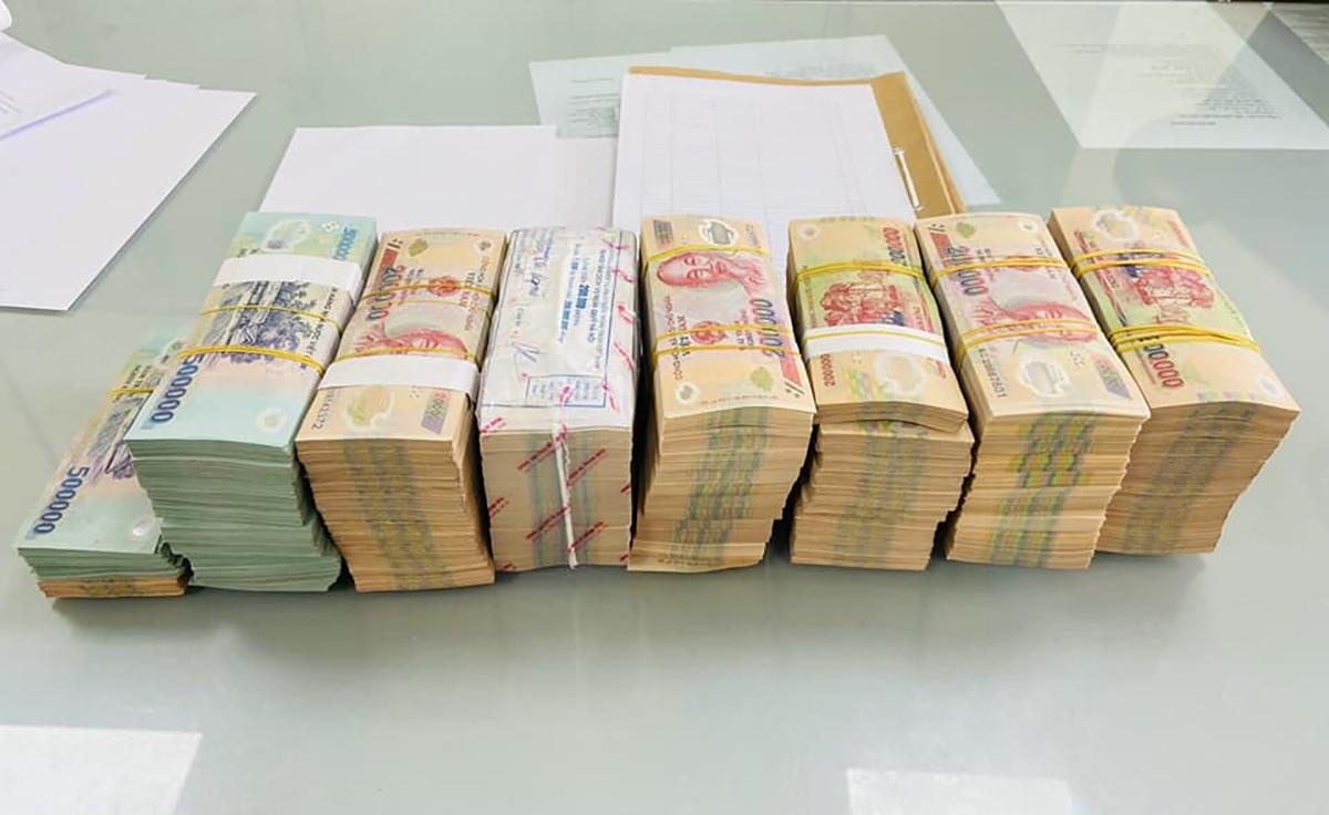 2 tỉ đồng tiền mặt bị công an thu giữ. Ảnh V.T