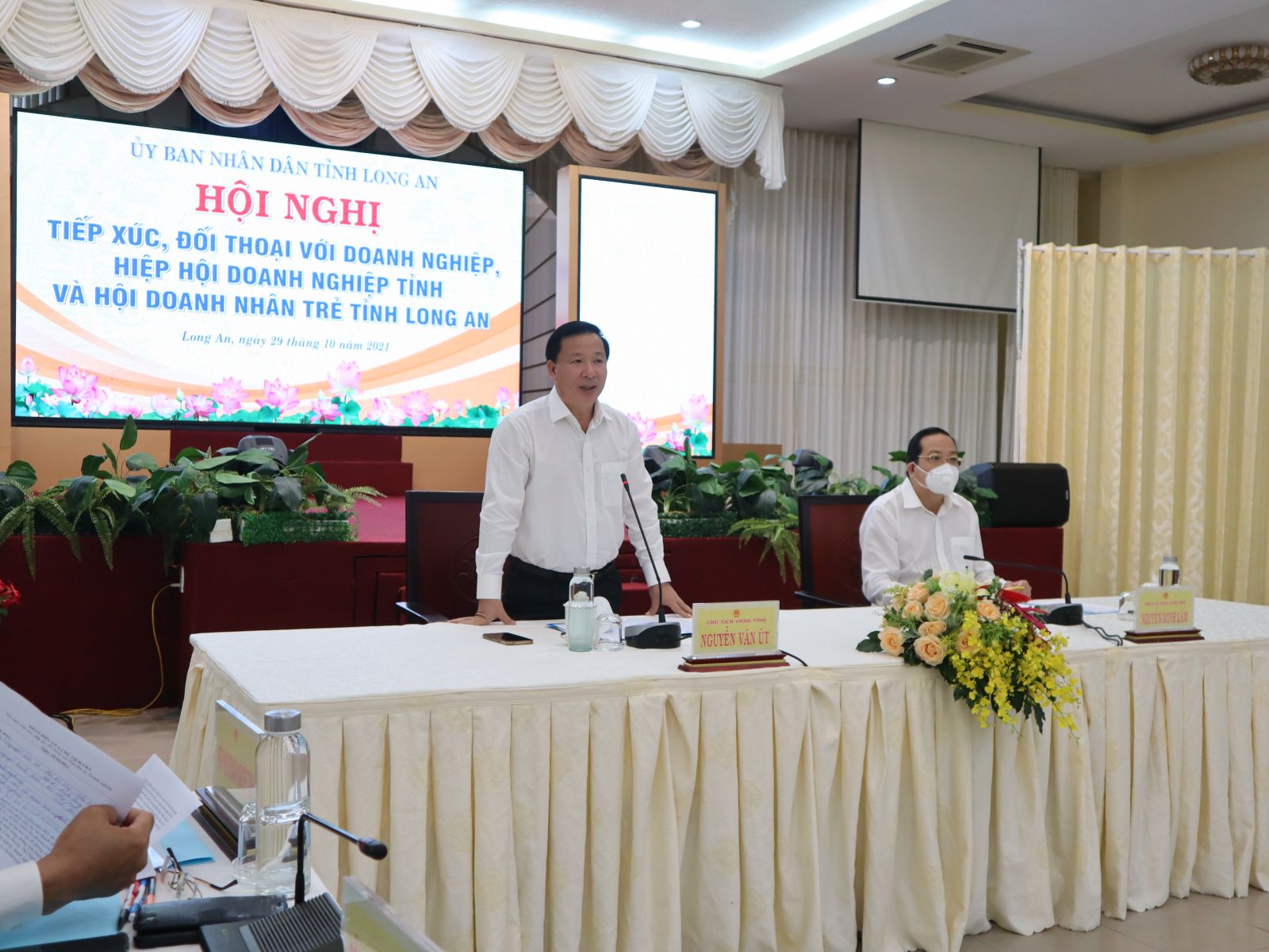 Chairman of the Provincial People's Committee - Nguyen Van Ut suggested that the State Bank of Long An branch should proactively direct commercial banks to 