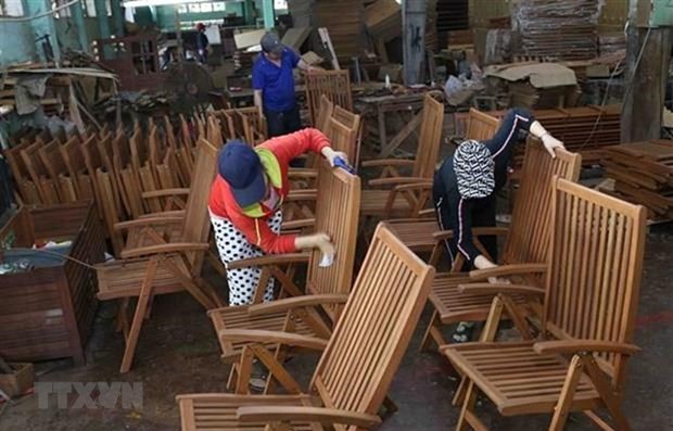 Cơ hội mới cho quan hệ kinh tế giữa Việt Nam - Vương quốc Anh Sản xuất đồ gỗ xuất khẩu (Ảnh: Vũ Sinh/TTXVN)