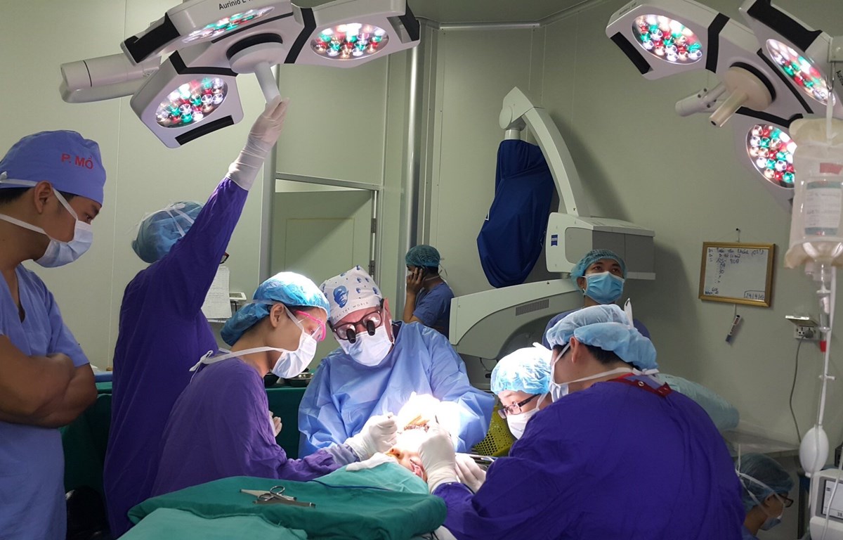 Helping facial-different children face the world with a smile A medical mission from FTW and doctors of Viet-Duc University Hospital perform a surgery in 2017. (Photo courtesy of Viet-Duc University Hospital)