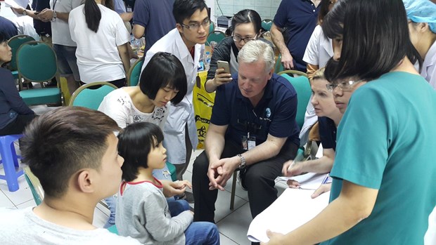 Helping facial-different children face the world with a smile Facing the World experts and doctors from Viet-Duc University Hospital examine a child. (Photo courtesy of Viet-Duc University Hospital)